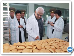 Karel kouká na pečivo